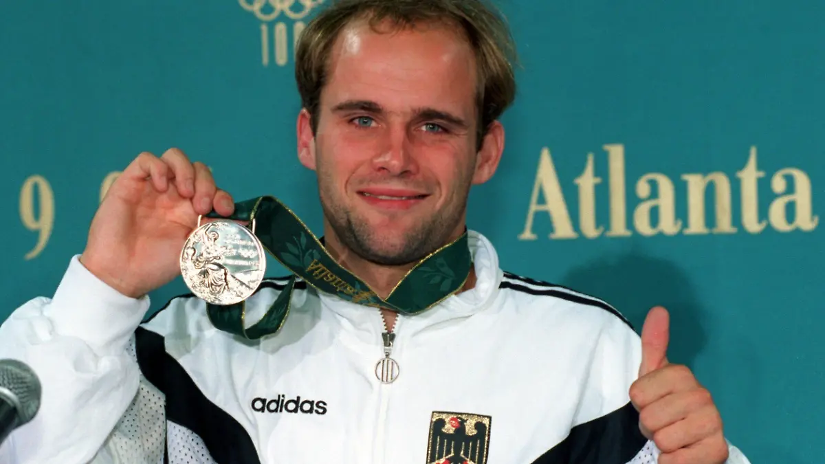 Der deutsche Wasserspringer Jan Hempel zeigt am Freitag abend (2.8.1996) im Georgia Tech Aquatic Center seine Silbermedaille. Der Dresdner Turmspringer erreichte den zweiten Platz mit 663,27 Punkten. Die Goldmedaille holte der Russe Dimitri Sautin (692,34). Bronze ging an den Chinesen Xiao Hailiang (658,21). [dpabilderarchiv]