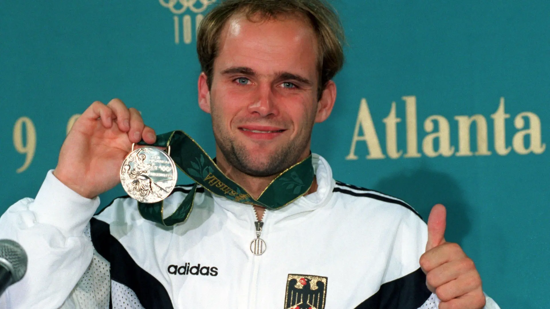 Der deutsche Wasserspringer Jan Hempel zeigt am Freitag abend (2.8.1996) im Georgia Tech Aquatic Center seine Silbermedaille. Der Dresdner Turmspringer erreichte den zweiten Platz mit 663,27 Punkten. Die Goldmedaille holte der Russe Dimitri Sautin (692,34). Bronze ging an den Chinesen Xiao Hailiang (658,21). [dpabilderarchiv]