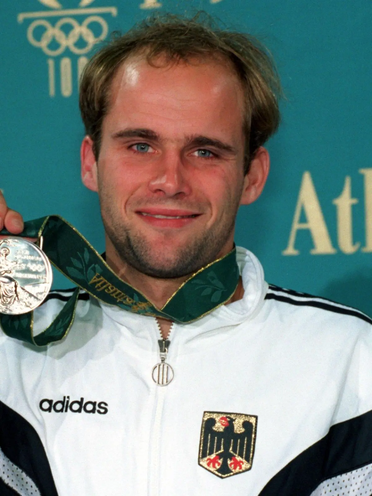 Der deutsche Wasserspringer Jan Hempel zeigt am Freitag abend (2.8.1996) im Georgia Tech Aquatic Center seine Silbermedaille. Der Dresdner Turmspringer erreichte den zweiten Platz mit 663,27 Punkten. Die Goldmedaille holte der Russe Dimitri Sautin (692,34). Bronze ging an den Chinesen Xiao Hailiang (658,21). [dpabilderarchiv]