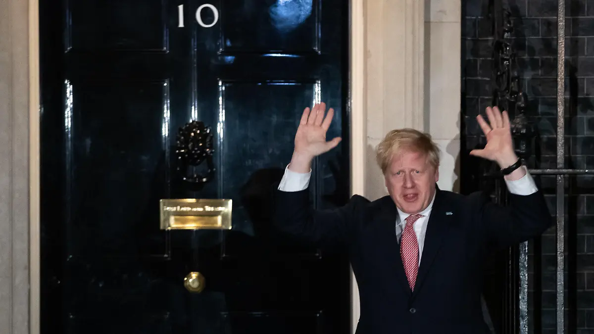 26.03.2020, Großbritannien, London: Boris Johnson, Premierminister von Großbritannien, schließt sich vor der Downing Street 10 dem landesweiten Applaus für den NHS (Das staatliche Gesundheitssystem in Großbritannien und Nordirland) an, um das medizinische Personal des staatlichen Gesundheitssystems bei ihrem Kampf gegen die Ausbreitung des Coronavirus zu unterstützen. Foto: Aaron Chown/PA Wire/dpa +++ dpa-Bildfunk +++