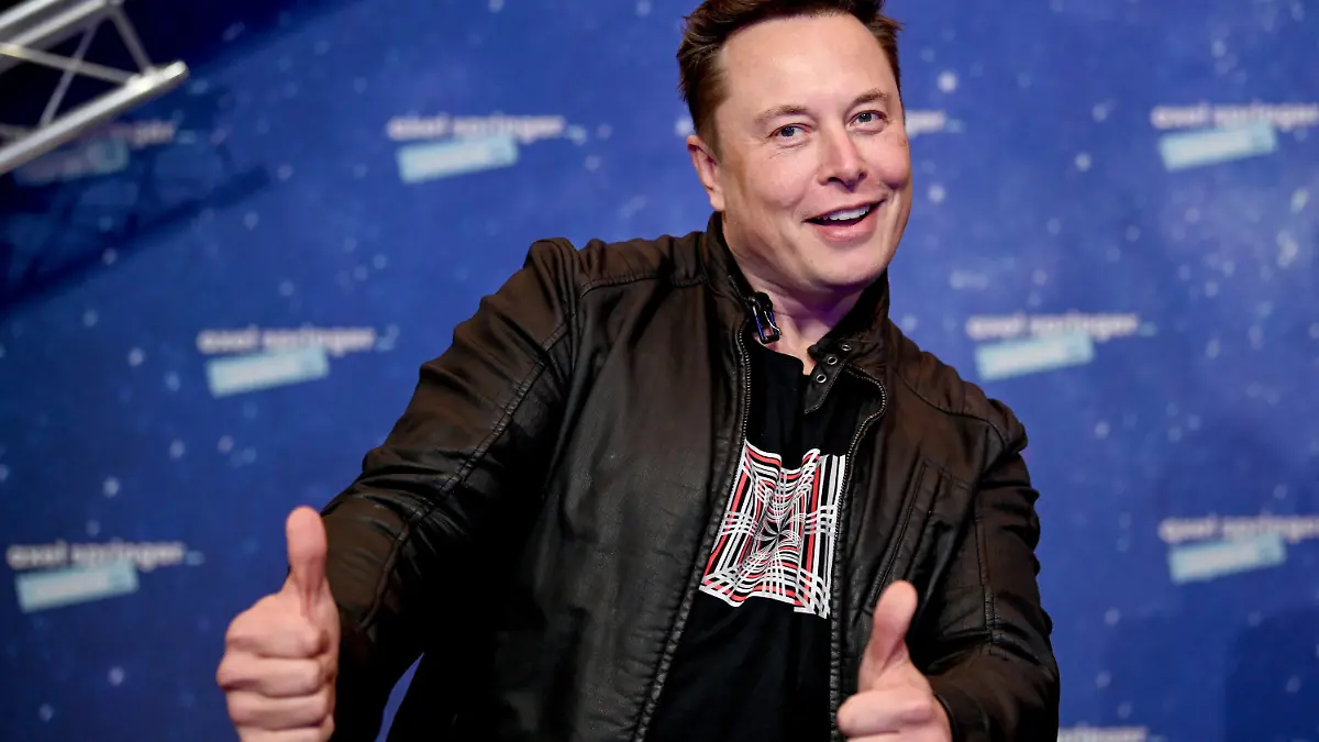 ARCHIV - 01.12.2020, Berlin: Elon Musk, Chef der Weltraumfirma SpaceX und Tesla-CEO, kommt zur Preisverleihung des Axel Springer Award. Dank eines kräftigen Kursanstiegs der Tesla-Aktie in diesem Jahr hat Starunternehmer Elon Musk den ersten Platz im Superreichen-Ranking «Bloomberg Billionaires» zurückerobert. (zu dpa: «Musk laut Bloomberg-Milliardärsliste wieder reichster Mensch der Welt») Foto: Britta Pedersen/dpa-Zentralbild/dpa-pool/dpa +++ dpa-Bildfunk +++