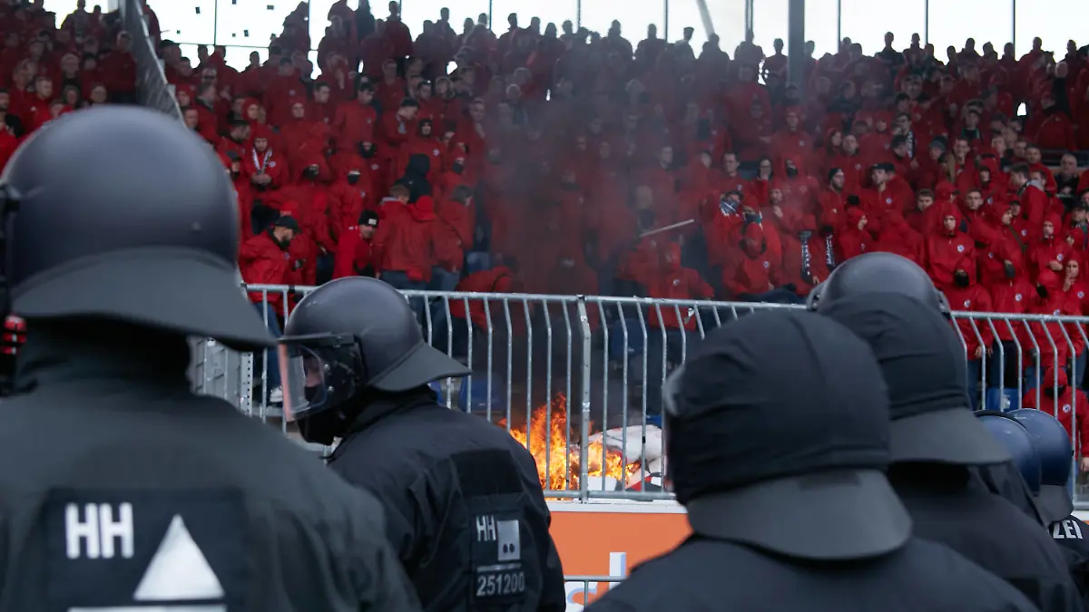 Hannover verliert und eskaliert voellig. Die Banner brennen, Stuehle und der Hass ist riesig. Die Polizei zeigt immer deutlichg Präsenz. Eintracht Braunschweig : Hannover 96, 2. Fussball Bundesliga, Eintracht Stadion, Spielzeit 2022/2023, 25.Spieltag, 19.03.2023 DFL REGULATIONS PROHIBIT ANY USE OF PHOTOGRAPHS AS IMAGE SEQUENCES AND/OR QUASI-VIDEO Foto:EIBNER/Stephanie Zerbe Eintracht Braunschweig : Hannover 96, 2. Fussball Bundesliga, Spielzeit 2022/2023, 25.Spieltag, 19.03.2023 Braunschweig *** Hannover loses and escalates voellig The banners are burning, chairs and the hatred is huge The police always deutlichg presence shows Eintracht Braunschweig Hannover 96, 2 Football Bundesliga, Eintracht Stadium, season 2022 2023, 25 matchday, 19 03 2023 DFL REGULATES PROHIBIT ANY USE OF PHOTOGRAPHS AS IMAGE SEQUENCES AND OR QUASI VIDEO Foto EIBNER Stephanie Zerbe Eintracht Braunschweig Hannover 96, 2 Fussball Bundesliga, Spielzeit 2022 2023, 25 Spieltag, 19 03 2023 Braunschweig Copyright: xStephaniexZerbe/xEibner-Pressefox EP_EER