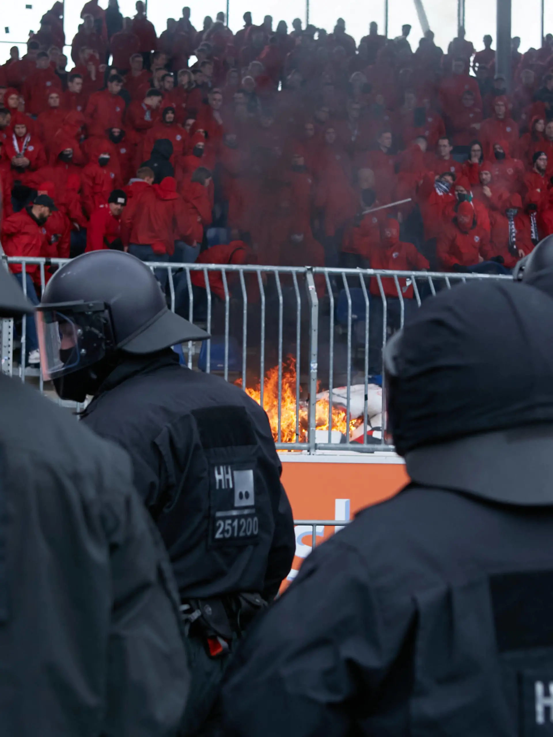 Hannover verliert und eskaliert voellig. Die Banner brennen, Stuehle und der Hass ist riesig. Die Polizei zeigt immer deutlichg Präsenz. Eintracht Braunschweig : Hannover 96, 2. Fussball Bundesliga, Eintracht Stadion, Spielzeit 2022/2023, 25.Spieltag, 19.03.2023 DFL REGULATIONS PROHIBIT ANY USE OF PHOTOGRAPHS AS IMAGE SEQUENCES AND/OR QUASI-VIDEO Foto:EIBNER/Stephanie Zerbe Eintracht Braunschweig : Hannover 96, 2. Fussball Bundesliga, Spielzeit 2022/2023, 25.Spieltag, 19.03.2023 Braunschweig *** Hannover loses and escalates voellig The banners are burning, chairs and the hatred is huge The police always deutlichg presence shows Eintracht Braunschweig Hannover 96, 2 Football Bundesliga, Eintracht Stadium, season 2022 2023, 25 matchday, 19 03 2023 DFL REGULATES PROHIBIT ANY USE OF PHOTOGRAPHS AS IMAGE SEQUENCES AND OR QUASI VIDEO Foto EIBNER Stephanie Zerbe Eintracht Braunschweig Hannover 96, 2 Fussball Bundesliga, Spielzeit 2022 2023, 25 Spieltag, 19 03 2023 Braunschweig Copyright: xStephaniexZerbe/xEibner-Pressefox EP_EER