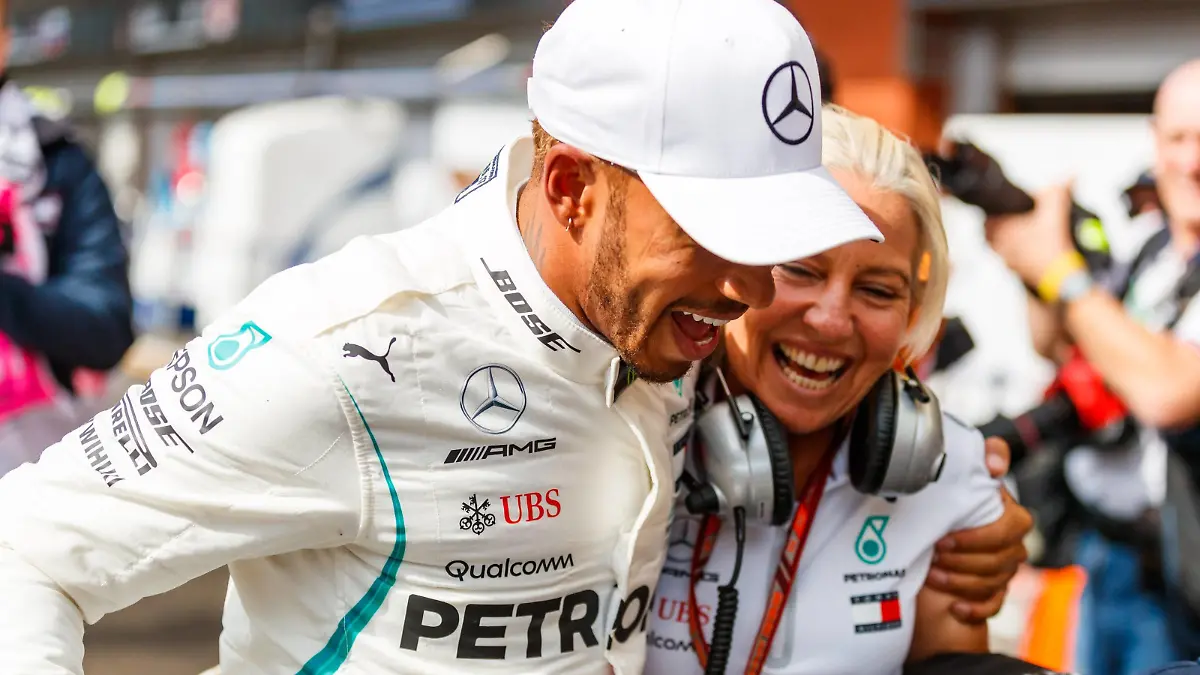 Lewis Hamilton (Mercedes AMG Petronas Formula One Team) freut sich mit seiner Physiotherapeutin Angela Cullen, Grosser Preis von Belgien 2018, Motorsport, Formel 1, 25.08.2018, Grosser Preis von Belgien 2018, Motorsport, Formel 1, 25.08.2018 *** Lewis Hamilton Mercedes AMG Petronas Formula One team is pleased with his physical therapist Angela Cullen Grand Prix of Belgium 2018 Motorsport Formula 1 25 08 2018 Belgian Grand Prix 2018 Motorsport Formula 1 25 08 2018 Copyright: xEIBNER/AlexanderxNeisx EP_ANS  