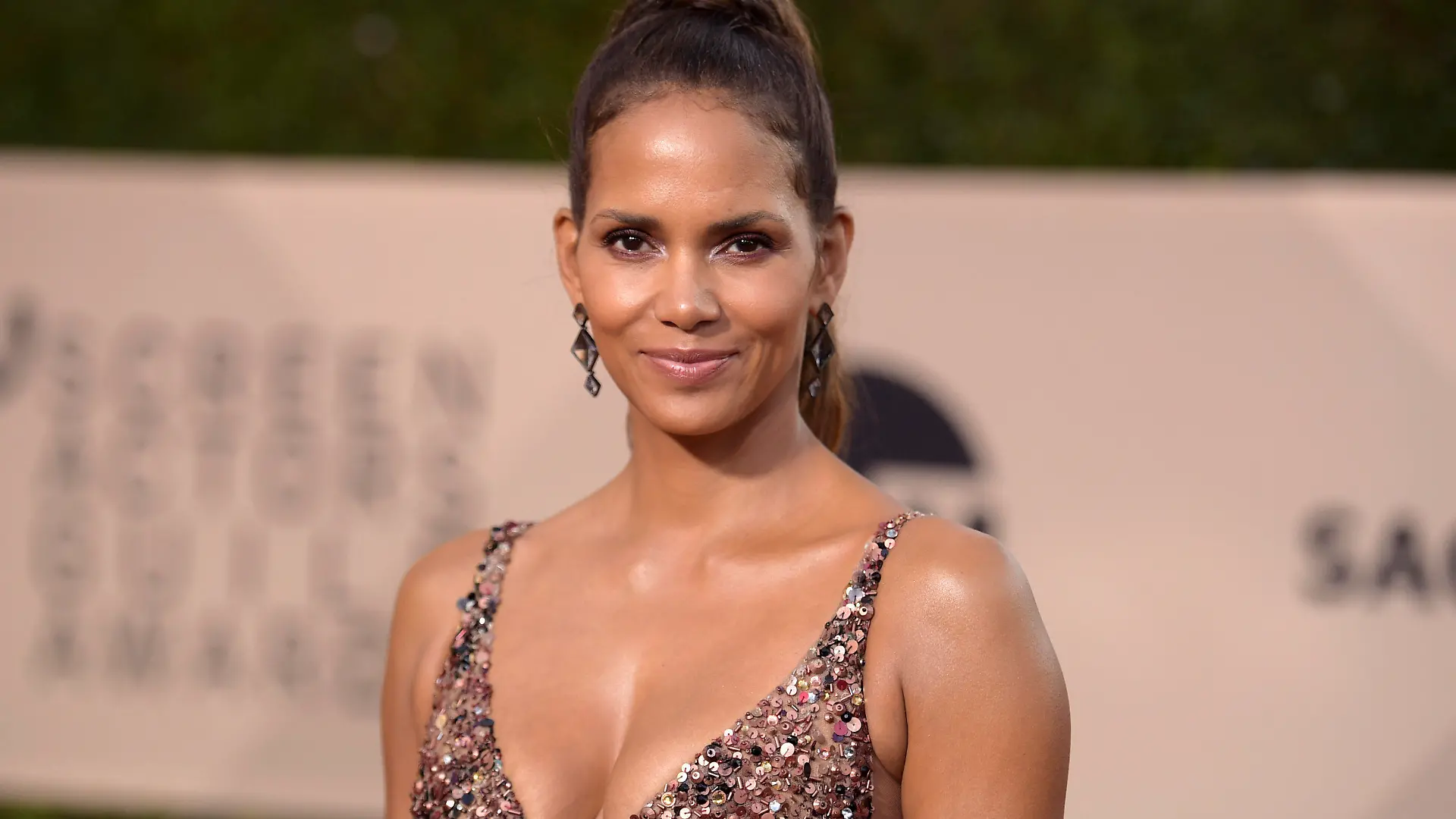 ARCHIV - 21.01.2018, USA, Los Angeles: Halle Berry kommt zu der Verleihung der 24. Screen Actors Guild (SAG) Awards. (zu dpa «Vor Weihnachten setzt der Einzelhandel auf Promis» vom 28.10.2019) Foto: Richard Shotwell/Invision/AP/dpa +++ dpa-Bildfunk +++
