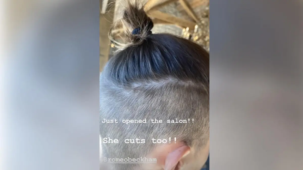 Romeo Beckham trägt dank Mama Menbun.