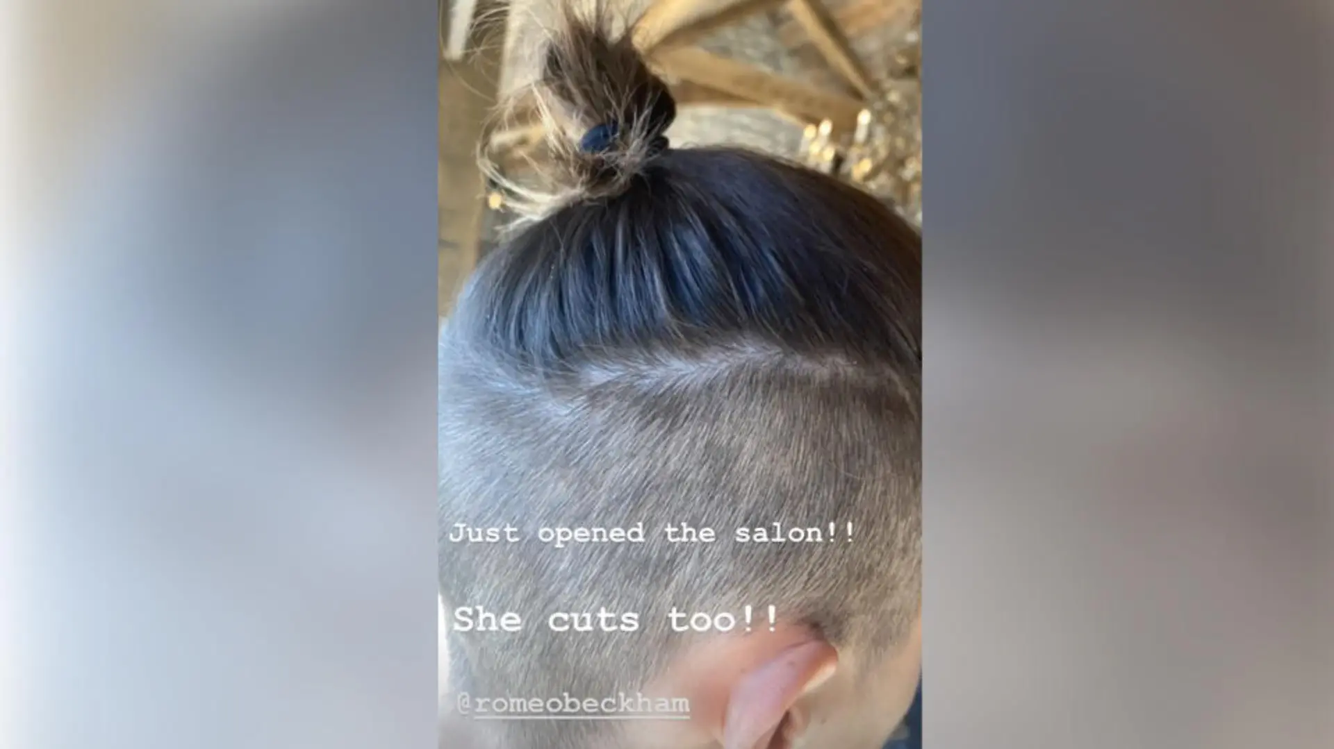 Romeo Beckham trägt dank Mama Menbun.