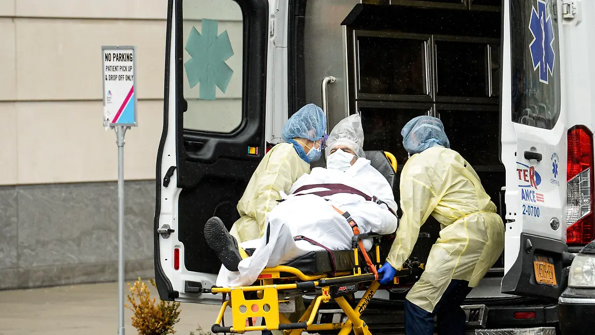 03.04.2020, USA, New York: Sanitäter transportieren einen Patienten, der sich mit dem Coronavirus infiziert hat. Der US-Bundesstaat New York gilt als eines der Epizentren der Corona-Pandemie in den USA. Mehr als 100 000 Menschen in New York haben sich bereits mit dem Virus infiziert, wie US-Gouverneur Cuomo mitteilte. Foto: Marcus Santos/ZUMA Wire/dpa +++ dpa-Bildfunk +++