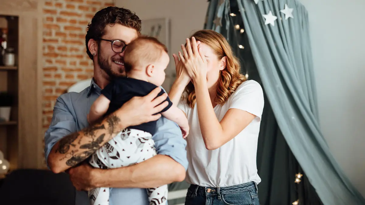 Eltern spielen das Versteckspiel mit dem Baby