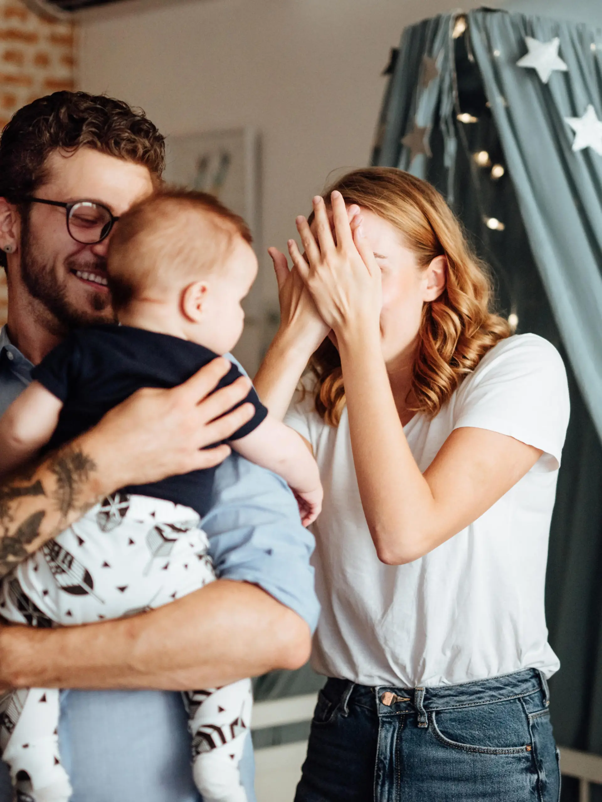Eltern spielen das Versteckspiel mit dem Baby