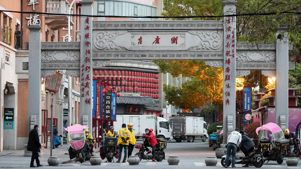 01.04.2020, China, Wuhan: Lieferanten warten auf einer Straße auf Bestellungen. In der Millionenmetropole, in der Ende 2019 erste Fälle des bis dahin unbekannten Coronavirus auftraten, fließt allmählich wieder der Verkehr. Foto: Fei Maohua/XinHua/dpa +++ dpa-Bildfunk +++