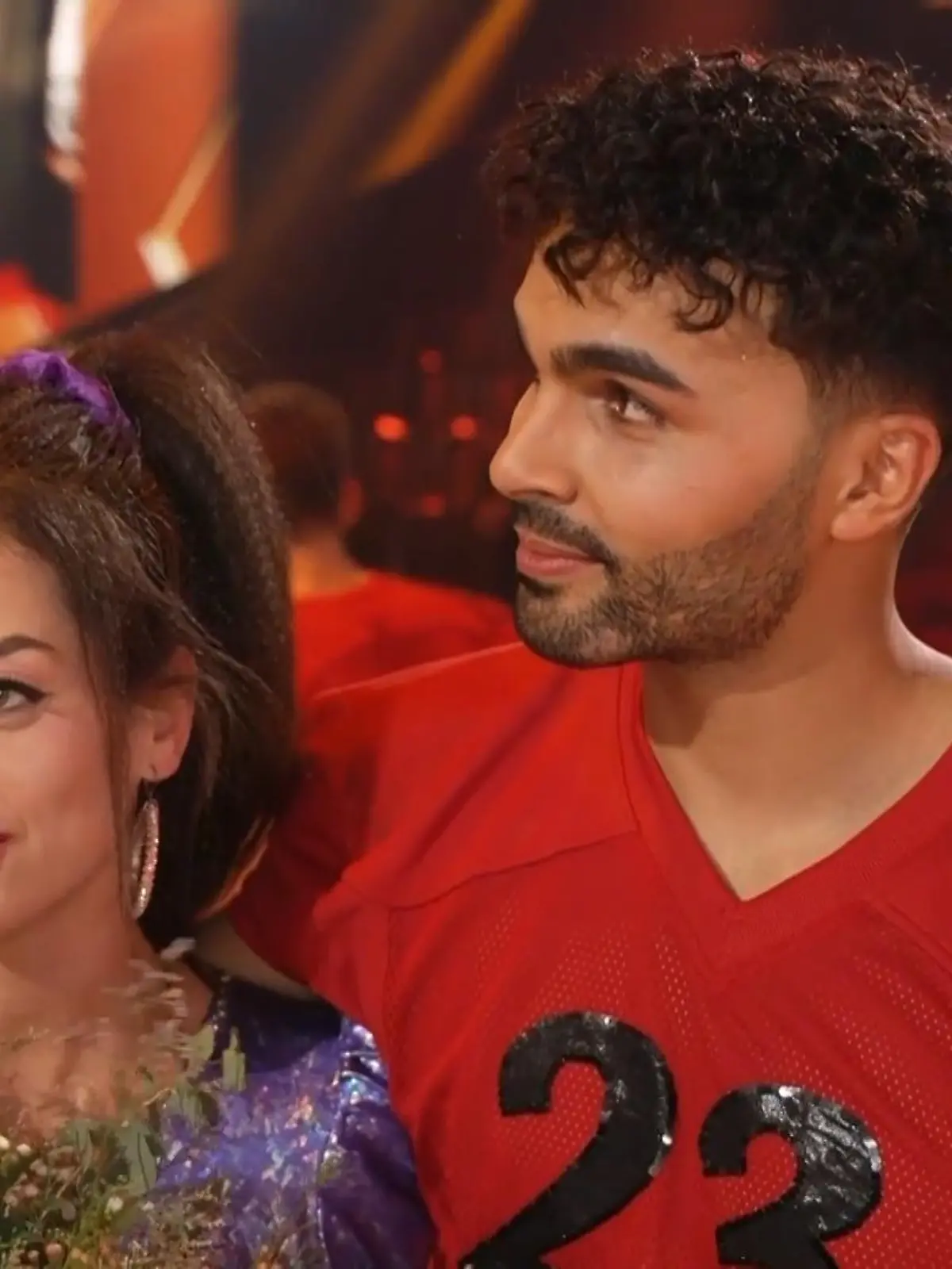 Das ist bitter! Ausgerechnet nach der tänzerisch besten Leistung hat es sich für Younes Zarou nach Show 4 ausgetanzt. Die Worte fallen in der Niederlage natürlich besonders schwer. Trotzdem motzt unser ausgeschiedener Promi RTL-Reporterin Lara Schöler im Video nicht so an, wie es einst Thomas Müller bei der bedauernswerten Valeska Homburg nach einer Pokal-Niederlage getan hat. Alleine dafür verdient er unsere Sympathien.