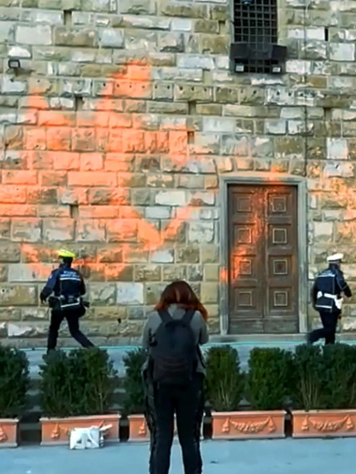 HANDOUT - 17.03.2023, Italien, Florenz: Klimaaktivisten beschmieren die Fassade des berühmten Palazzo Vecchio in Florenz mit Farbe. Die Aktion in der mittelitalienischen Stadt am Freitagmorgen dauerte nach Darstellung der verantwortlichen Gruppe Ultima Generazione (Letzte Generation) nur wenige Minuten. Zwei ihrer Mitglieder sprühten demnach orangene und abwaschbare Farbe mithilfe von Feuerlöschern an die Eingangsfassade des mittelalterlichen Bauwerks. Foto: -/Ultima Generazione/dpa - ACHTUNG: Nur zur redaktionellen Verwendung im Zusammenhang mit der aktuellen Berichterstattung und nur mit vollständiger Nennung des vorstehenden Credits +++ dpa-Bildfunk +++