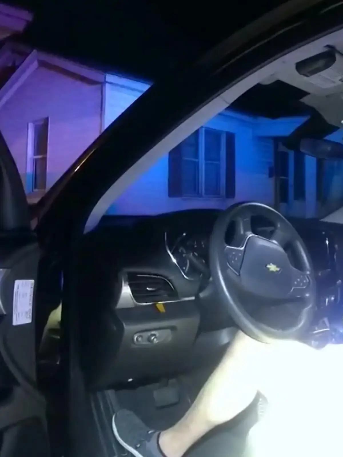 Ausgerechnet der Chef! Ein Polizist aus Oklahoma City in den USA hielt einen Autofahrer an, weil er vermutete, er könnte betrunken sein. Seine Bodycam-Aufnahmen enthüllten dann: Der alkoholisierte Mann ist ausgerechnet Polizeikapitän und der Vorgesetzte des Polizisten. Er weist seinen Untergebenen an, die Bodycam auszuschalten. Doch der Angestellte bleibt hart und zeichnet alles auf.