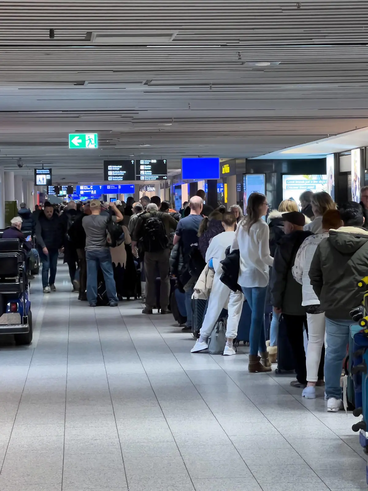 15.02.2023, Deutschland, Frankfurt am Main, Flughafen, IT Probleme bei der Lufthansa. Eindrücke vom Flughafen in Frankfurt