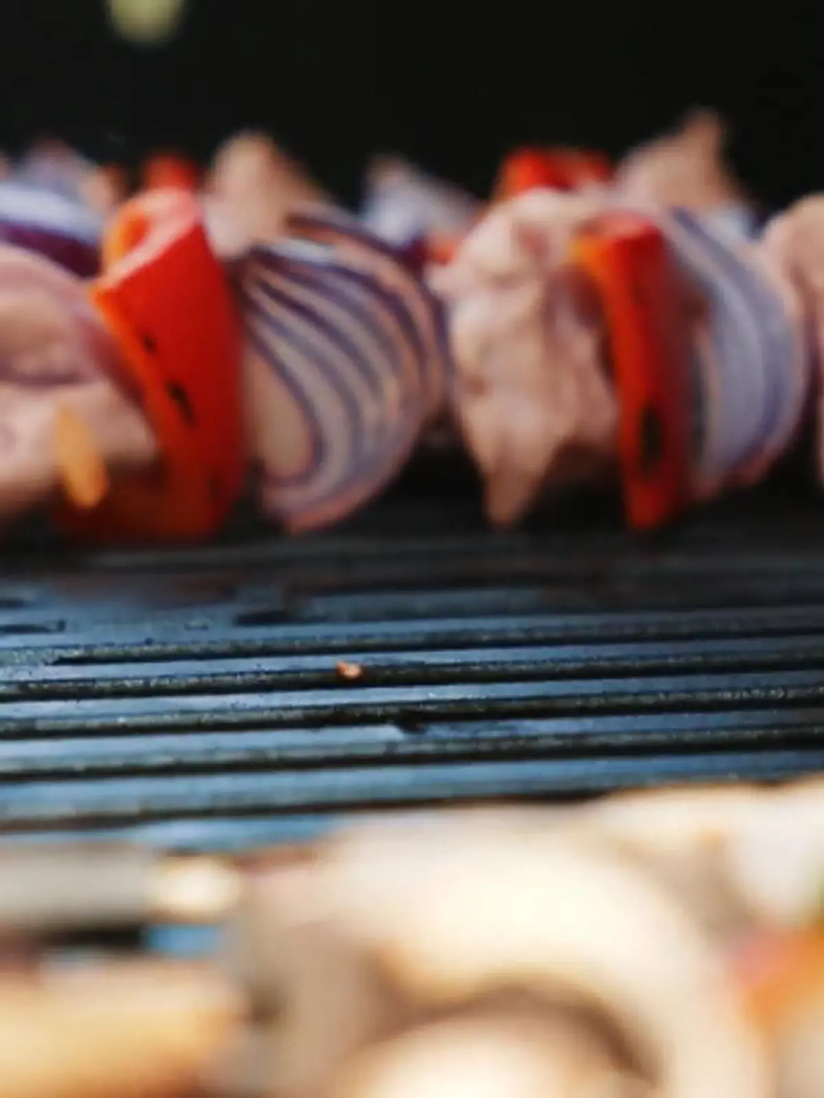 Trotz hohen Preisen echten Grillluxus gönnen? Das geht. Außerdem sind unsere Reporter sogar bis nach Kanada gereist, um zu lernen, wie Grillen bei kalten Temperaturen richtig Spaß macht. Und ein Grillmeister hat Tipps, mit denen es besonders lecker wird – das ganze Jahr lang. Was ihr wissen müsst und mit welchem Tipp ihr beim Metzger richtig sparen könnt, erfahrt ihr im Video.
