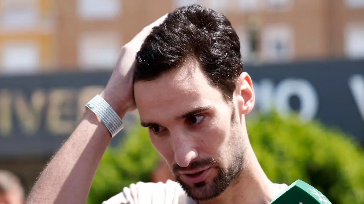 Soccer Football - Paris St Germain goalkeeper Sergio Rico leaves hospital after accident - Virgen Del Rocio University Hospital, Seville, Spain - August 18, 2023 Paris St Germain's Sergio Rico speaks to the media after being released from hospital REUTERS/Marcelo Del Pozo