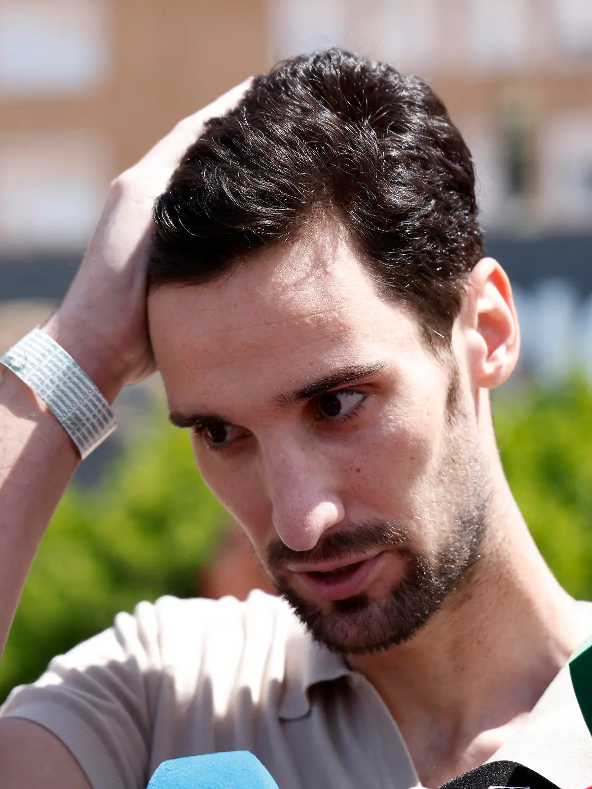 Soccer Football - Paris St Germain goalkeeper Sergio Rico leaves hospital after accident - Virgen Del Rocio University Hospital, Seville, Spain - August 18, 2023 Paris St Germain's Sergio Rico speaks to the media after being released from hospital REUTERS/Marcelo Del Pozo