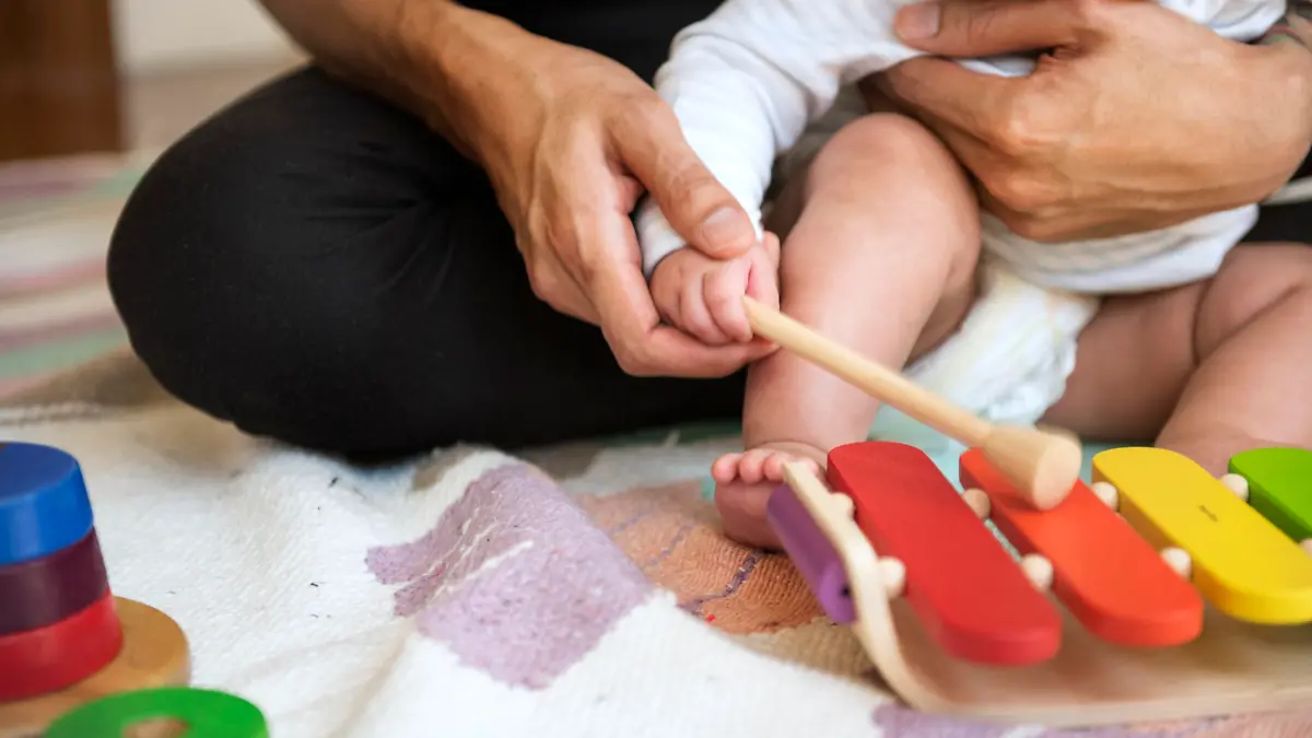 Baby spielt auf einem Xylophon