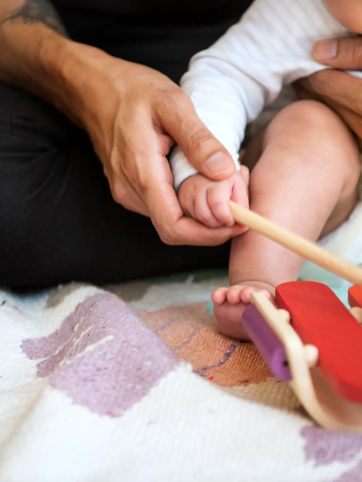 Baby spielt auf einem Xylophon