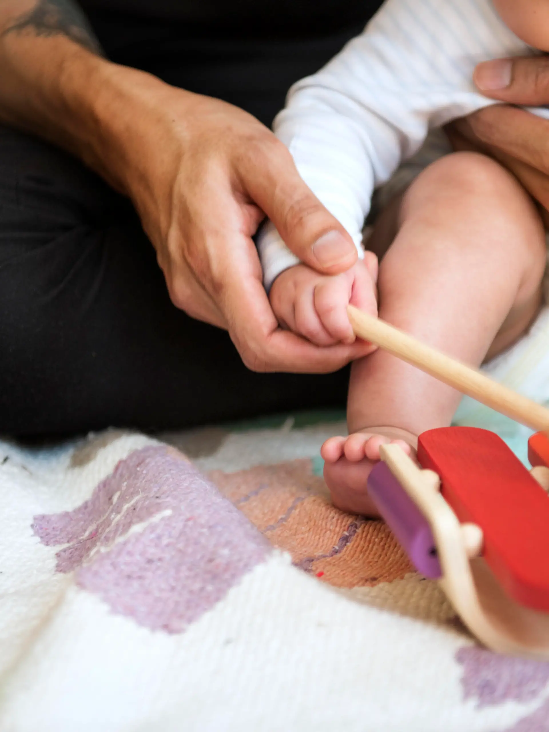Baby spielt auf einem Xylophon