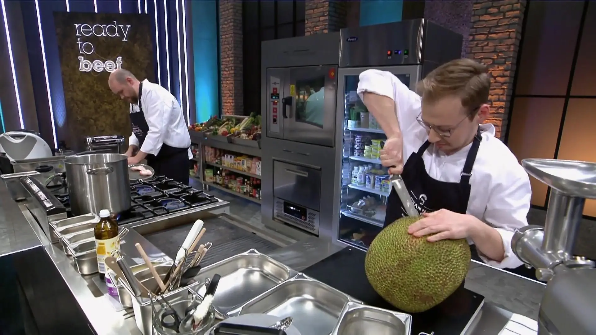 Bei der Jackfrucht hilft nur noch pure Kraft Einmal aufschlagen, bitte!