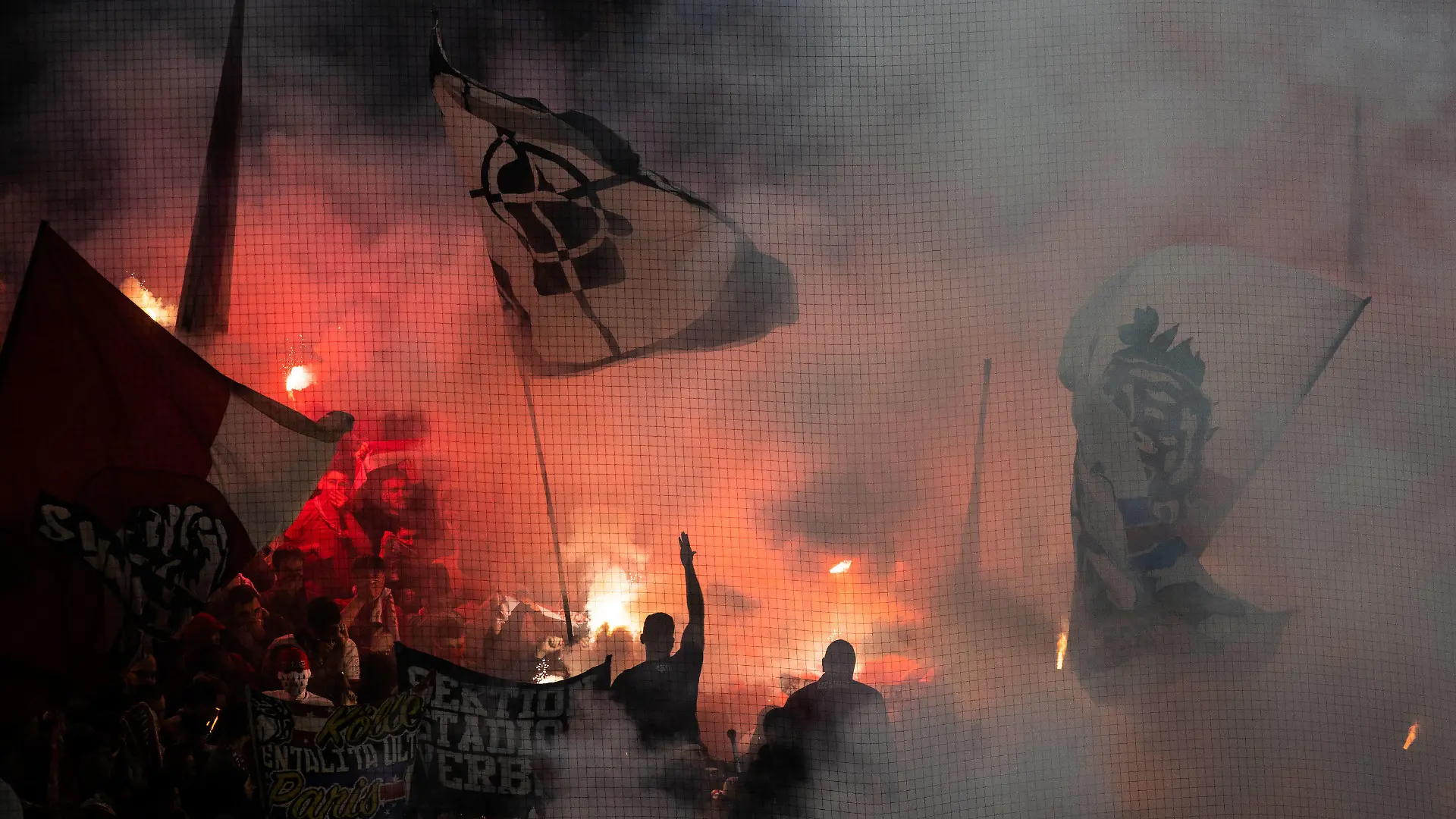 18.03.2023, Nordrhein-Westfalen, Dortmund: Fußball: Bundesliga, Borussia Dortmund - 1. FC Köln, 25. Spieltag, Signal Iduna Park. Kölner Fans zünden Pyrotechnik. Foto: Bernd Thissen/dpa - WICHTIGER HINWEIS: Gemäß den Vorgaben der DFL Deutsche Fußball Liga bzw. des DFB Deutscher Fußball-Bund ist es untersagt, in dem Stadion und/oder vom Spiel angefertigte Fotoaufnahmen in Form von Sequenzbildern und/oder videoähnlichen Fotostrecken zu verwerten bzw. verwerten zu lassen. +++ dpa-Bildfunk +++