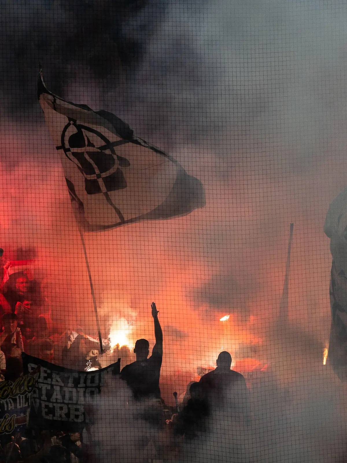 18.03.2023, Nordrhein-Westfalen, Dortmund: Fußball: Bundesliga, Borussia Dortmund - 1. FC Köln, 25. Spieltag, Signal Iduna Park. Kölner Fans zünden Pyrotechnik. Foto: Bernd Thissen/dpa - WICHTIGER HINWEIS: Gemäß den Vorgaben der DFL Deutsche Fußball Liga bzw. des DFB Deutscher Fußball-Bund ist es untersagt, in dem Stadion und/oder vom Spiel angefertigte Fotoaufnahmen in Form von Sequenzbildern und/oder videoähnlichen Fotostrecken zu verwerten bzw. verwerten zu lassen. +++ dpa-Bildfunk +++