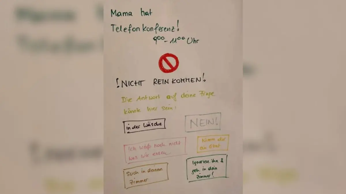 Plakat mit Antworten auf die häufigsten Kinderfragen von Mutter im Homeoffice