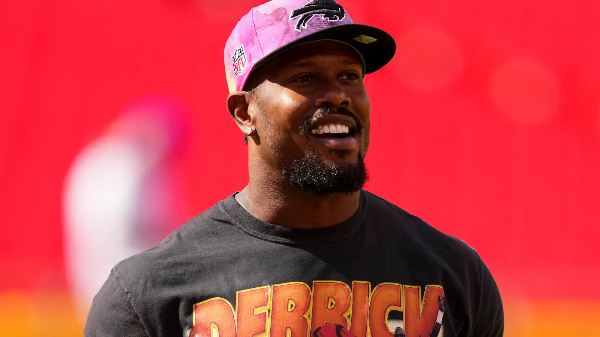 NFL, American Football Herren, USA Buffalo Bills at Kansas City Chiefs Oct 16, 2022 Kansas City, Missouri, USA Buffalo Bills linebacker Von Miller 40 wears a shirt featuring former Kansas City Chiefs linebacker Derrick Thomas prior to a game at GEHA Field at Arrowhead Stadium. Kansas City GEHA Field at Arrowhead Stadium Missouri USA, EDITORIAL USE ONLY PUBLICATIONxINxGERxSUIxAUTxONLY Copyright: xJayxBiggerstaffx 20221016_ams_ba4_0130