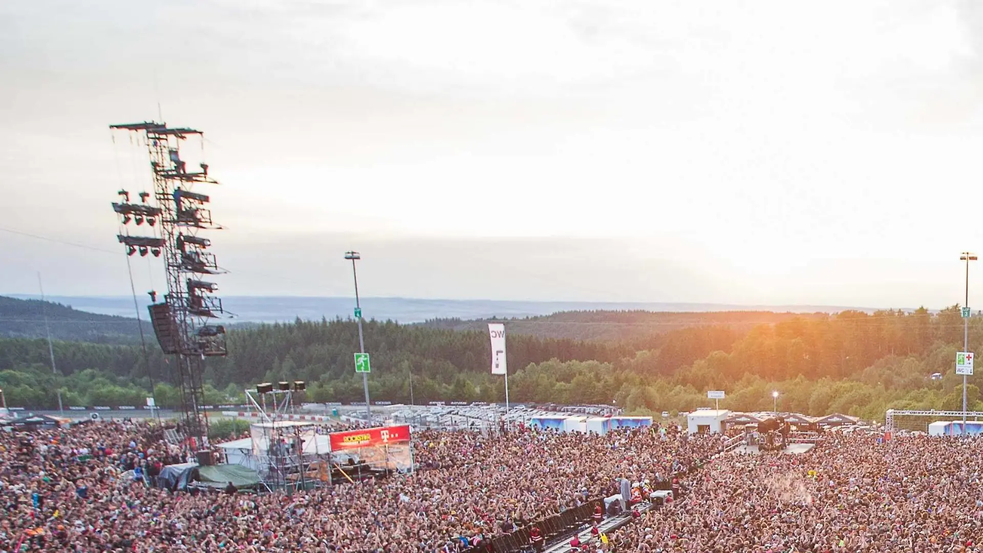 Marek Lieberberg ( Konzertveranstalter und Teil der Geschäftsführung der Live Nation Concerts Germany ) teilt mit dass das Rock am Ring Festival 2017 am ersten Tag, den 02. Juni 2016 - wegen Aufklärung einer möglichen terroristischen Bedrohung unterbrochen werden muss. Festival - Rock am Ring 2017
Marek Lieberberg Concert organizers and Part the Management the Live Nation Concerts Germany shares with that the Rock at Ring Festival 2017 at first Day the 02 June 2016 due Enlightenment a possible terrorist Threat interrupted will must Festival Rock at Ring 2017