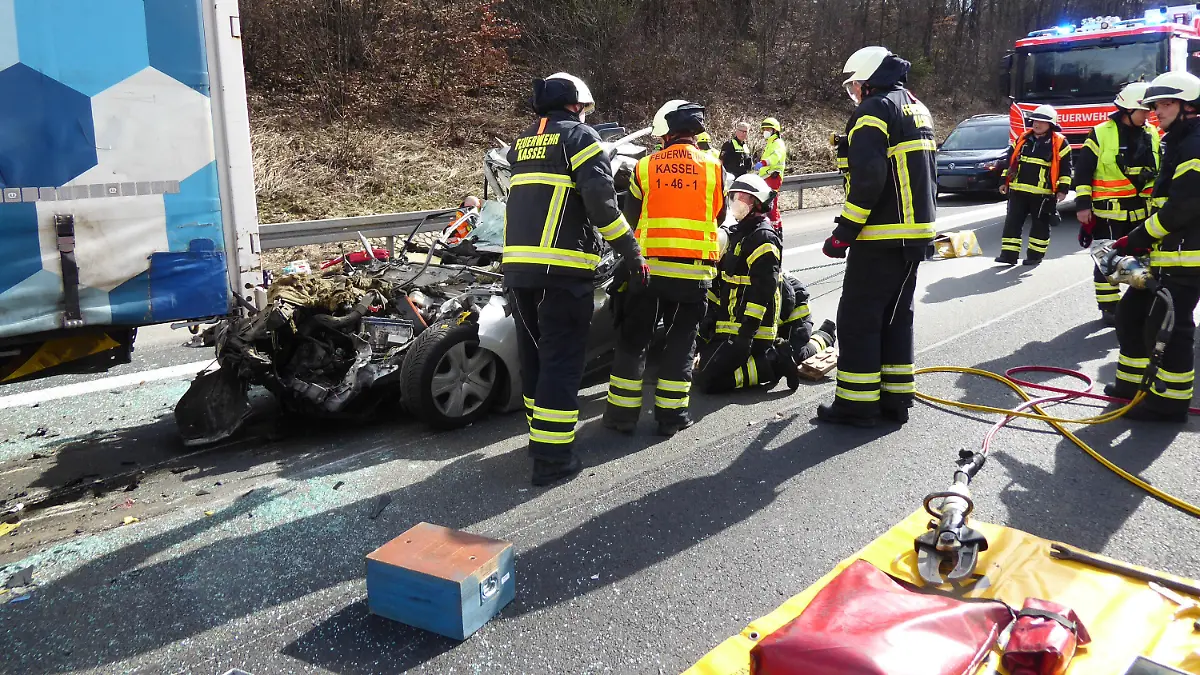 HANDOUT - 18.03.2023, Niedersachsen, Göttingen: Einsatzkräfte der Feuerwehr sind am Unfallort auf der Autobahn A7 nahe Göttingen. Bei dem schweren Auffahrunfall sind eine Mutter und ihr achtjähriger Sohn ums Leben gekommen. Die dreijährige Tochter der Frau, die mit in dem Kleinwagen saß, wurde schwer, aber nicht lebensgefährlich verletzt, wie eine Polizeisprecherin am Samstag sagte. Foto: ---/Feuerwehr Kassel/dpa +++ dpa-Bildfunk +++