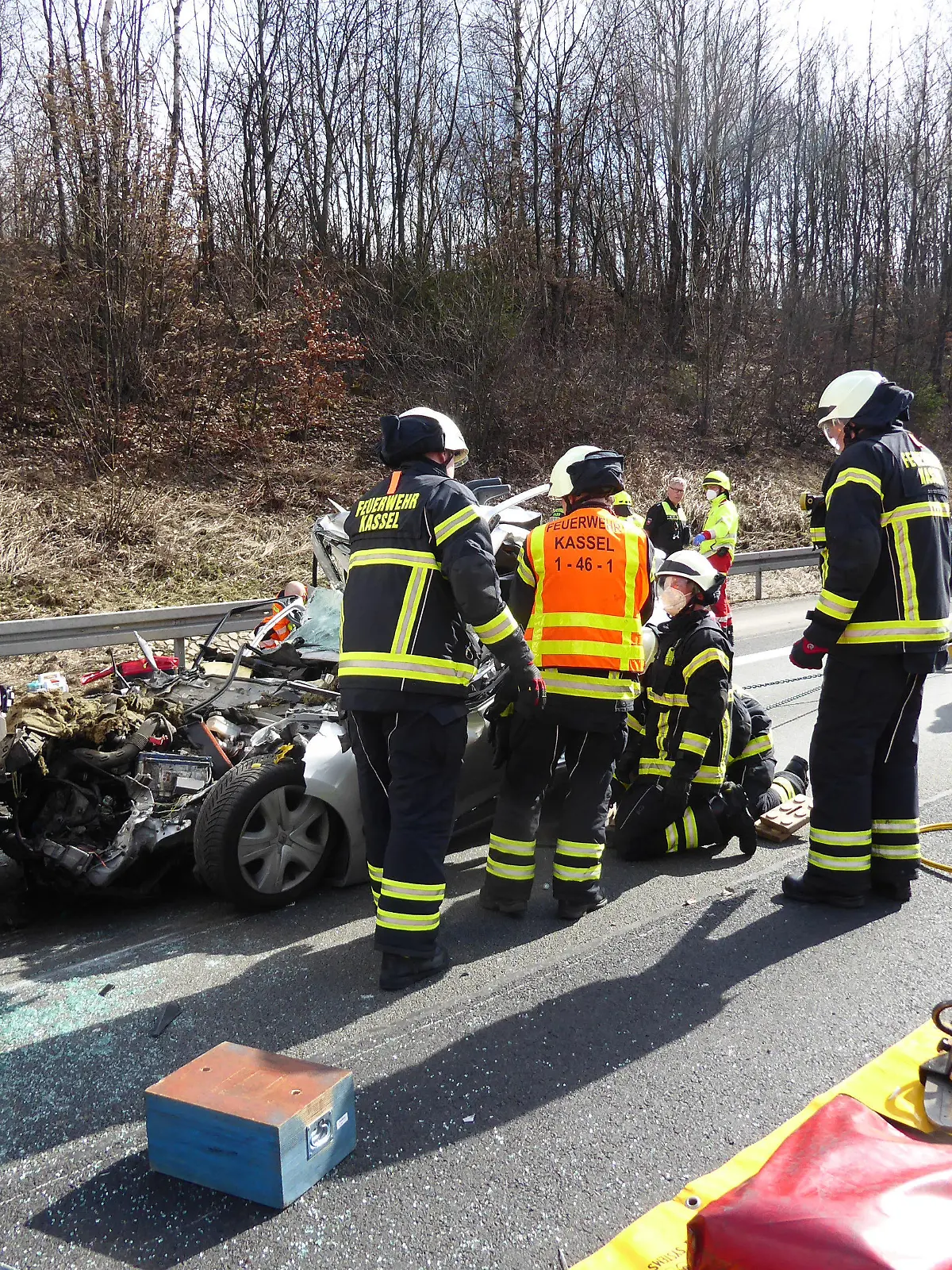 HANDOUT - 18.03.2023, Niedersachsen, Göttingen: Einsatzkräfte der Feuerwehr sind am Unfallort auf der Autobahn A7 nahe Göttingen. Bei dem schweren Auffahrunfall sind eine Mutter und ihr achtjähriger Sohn ums Leben gekommen. Die dreijährige Tochter der Frau, die mit in dem Kleinwagen saß, wurde schwer, aber nicht lebensgefährlich verletzt, wie eine Polizeisprecherin am Samstag sagte. Foto: ---/Feuerwehr Kassel/dpa +++ dpa-Bildfunk +++