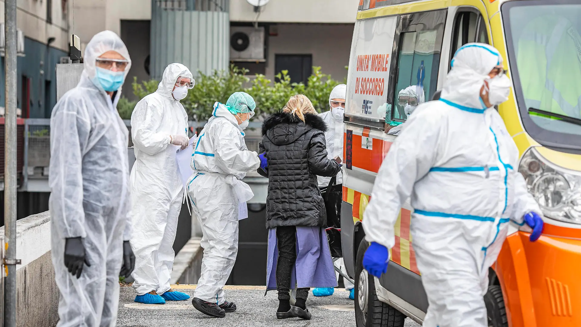 Bergamo Coronavirus - Covid patients arrive from hospitals at the Hotel Cristal Palace: Foto & xa9Sergio Agazzi/Fotogramma, Bergamo - 2020-03-30 p.s. la foto e utilizzabile nel rispetto del contesto in cui e stata scattata, e senza intento diffamatorio del decoro delle persone rappresentate PUBLICATIONxINxGERxAUTxONLY Copyright: xFotox& xa9SergioxAgazzix/xFOTOGRAMMAx