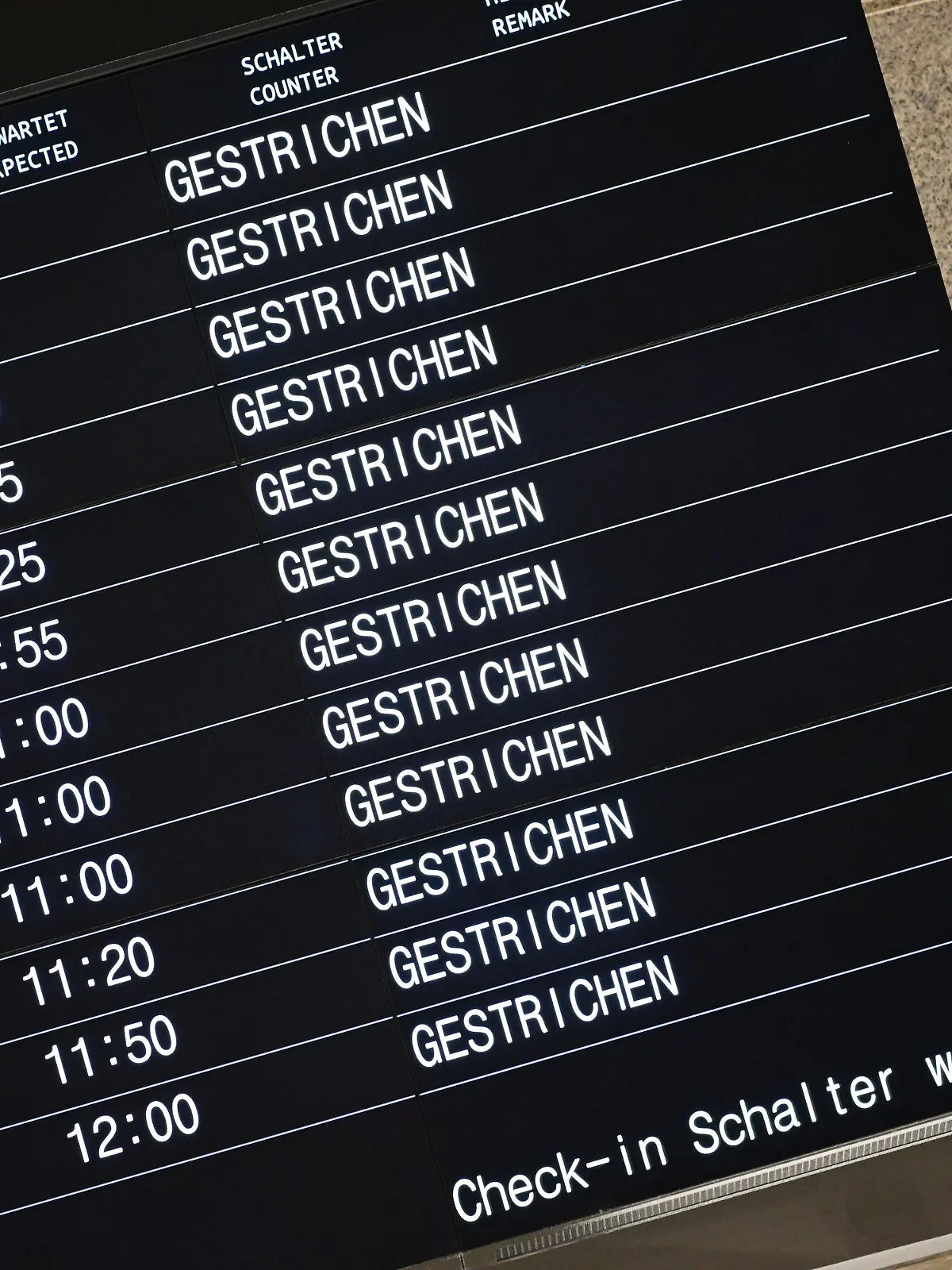 17.03.2023, Baden-Württemberg, Stuttgart: Auf einer Anzeigetafel auf dem Flughafen Stuttgart werden gestrichene Flüge angezeigt. Aufgrund eines Verdi Streiks sind Flüge gestrichen. Foto: Bernd Weißbrod/dpa +++ dpa-Bildfunk +++