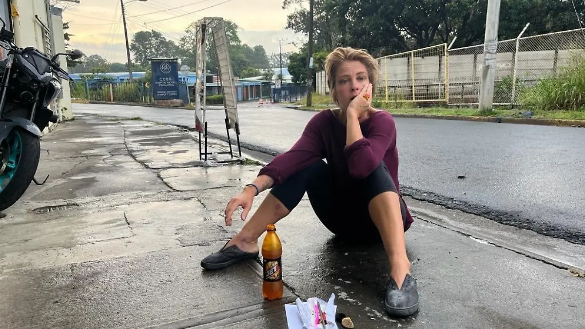 Jasmin Tawil raucht eine Zigarette auf der Straße in San José, Costa Rica