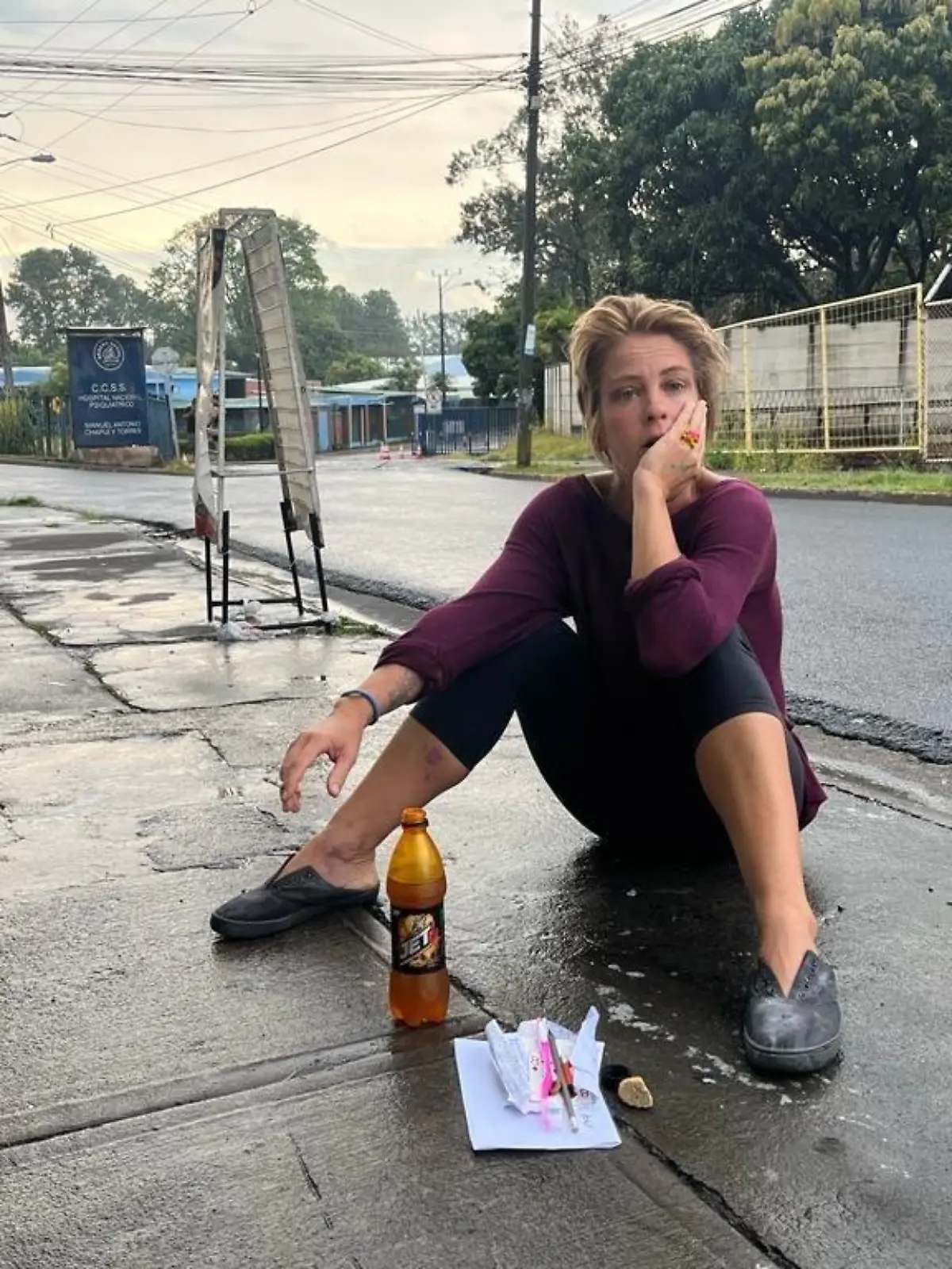 Jasmin Tawil raucht eine Zigarette auf der Straße in San José, Costa Rica