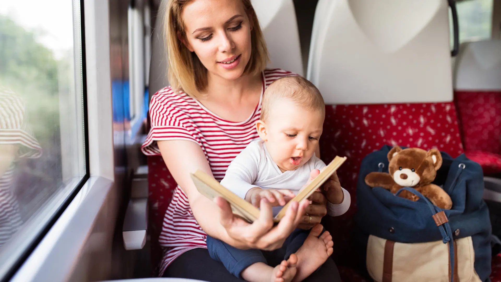 Mutter mit Baby in der Bahn