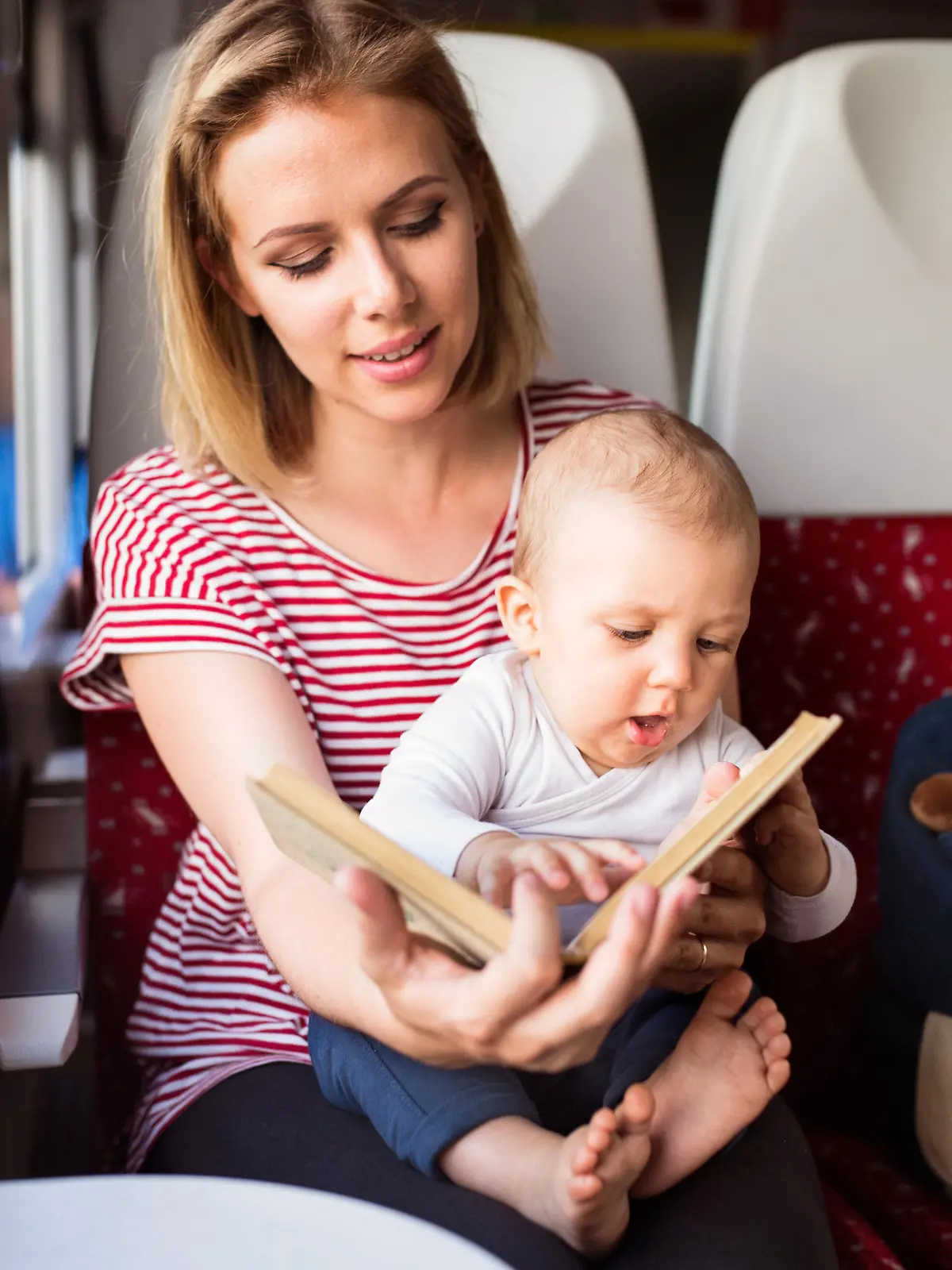 Mutter mit Baby in der Bahn