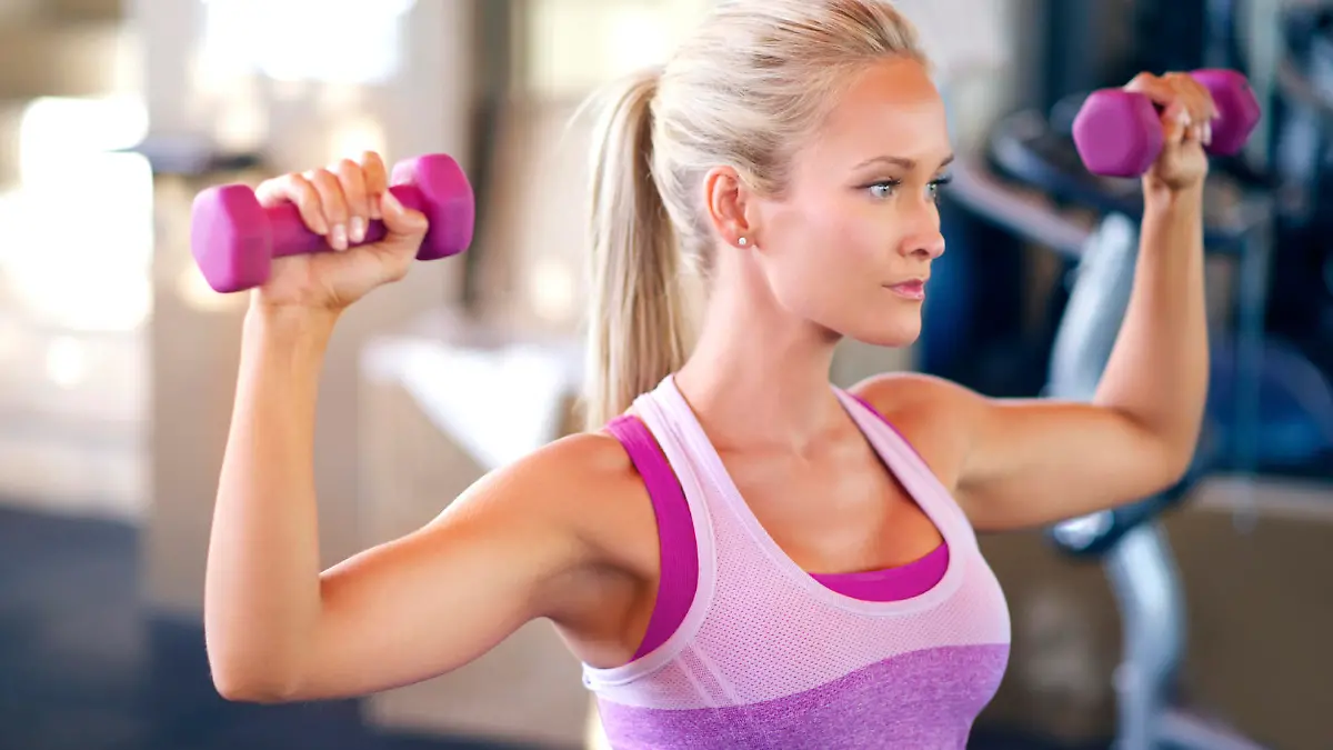 Shot of a young woman lifting weights
Fitness Hanteln