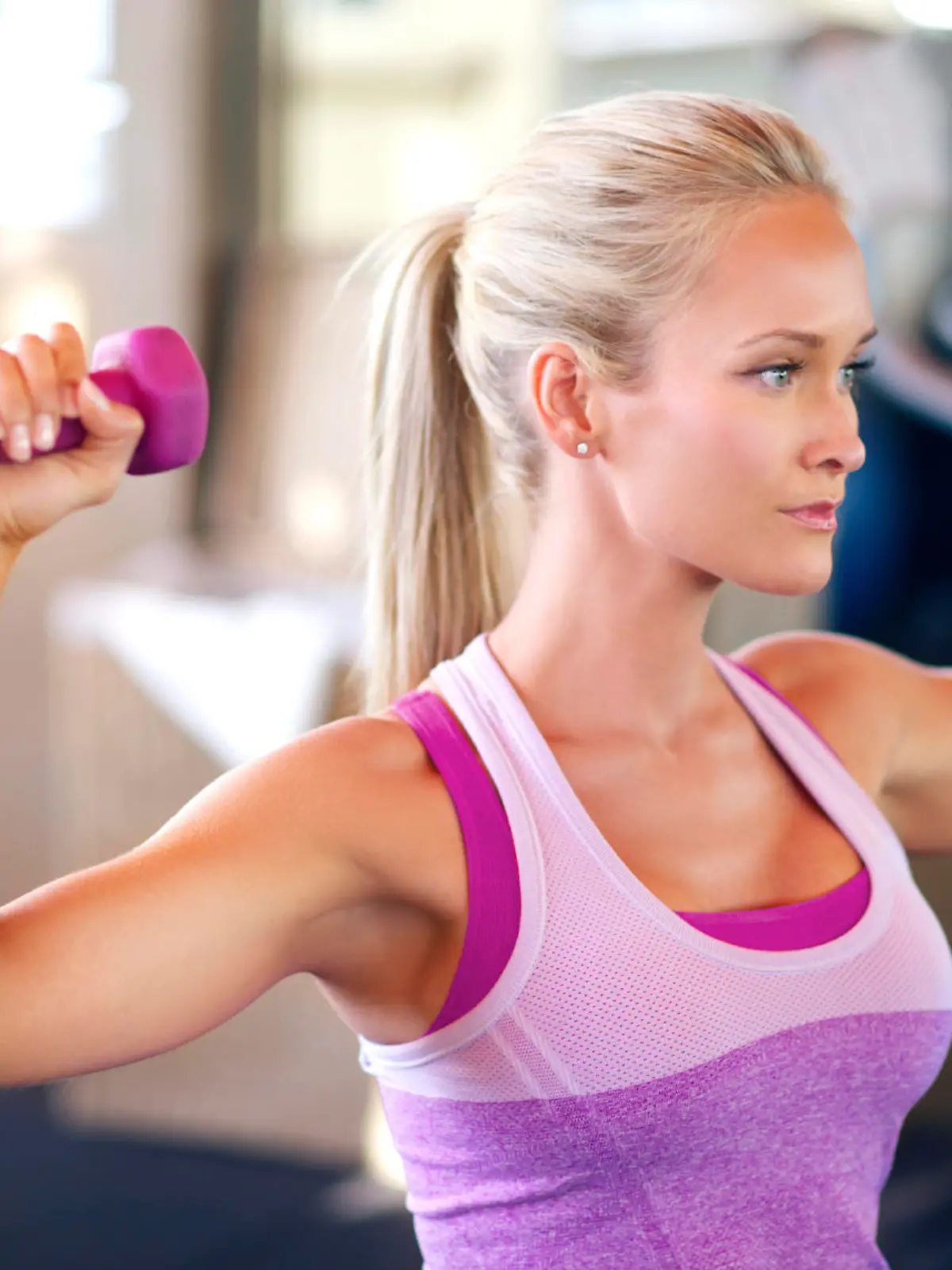Shot of a young woman lifting weights
Fitness Hanteln