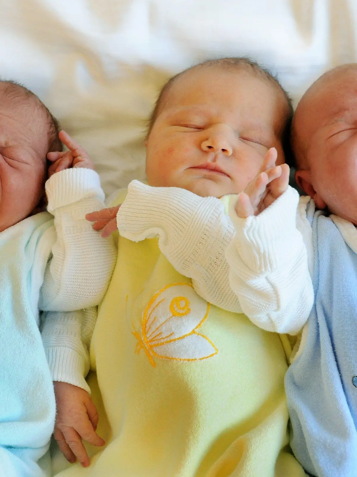 ARCHIV - Drei Babys liegen in der Universitätsfrauenklinik in Leipzig (Archivfoto vom 03.02.2009). Die Zahl der Geburten in Deutschland ist im vergangenen Jahr offensichtlich doch kaum zurückgegangen. Sie sei nur um rund 2000 und nicht wie im April zunächst angenommen um 8000 gesunken, berichtet die «Frankfurter Allgemeine Sonntagszeitung» unter Berufung auf neue Zahlen des Statistischen Bundesamts. Endgültige Daten will das Statistische Bundesamt im August 2009 vorlegen. Foto: Waltraud Grubitzsch dpa/lsn (zu dpa 4183 vom 18.07.2009) +++(c) dpa - Bildfunk+++