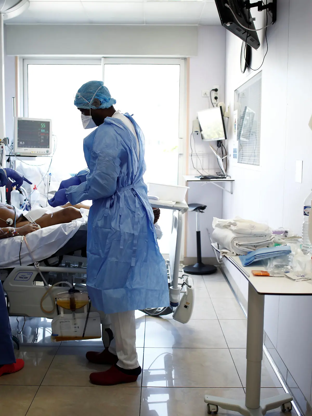 A patient suffering from coronavirus disease (COVID-19) is treated at the intensive care unit at Ambroise Pare clinic in Neuilly-sur-Seine near Paris, as the spread of the coronavirus disease continues in France, April 1, 2020. REUTERS/Benoit Tessier