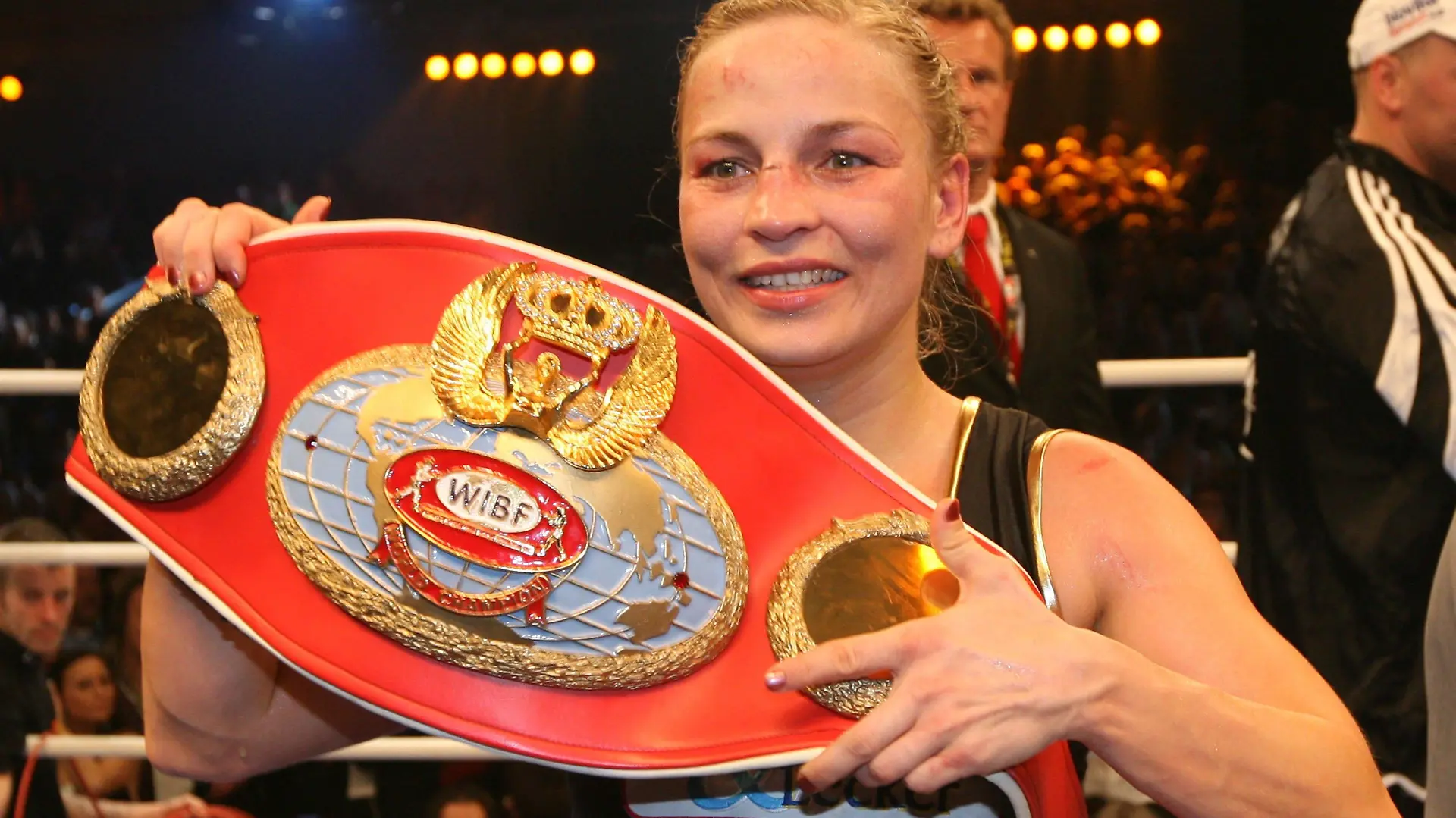 Regina Halmich bejubelt am Freitag (29.11.2007) in der Karlsruher dm-Arena ihren Sieg gegen Hagar Shmoulefeld Finer (Israel) im Kampf um den Titel als WIBF-Fliegengewichts-Weltmeisterin. Mit diesem Sieg beendet Halmich ihre Boxlaufbahn. Foto: Uli Deck dpa/lsw +++(c) dpa - Bildfunk+++