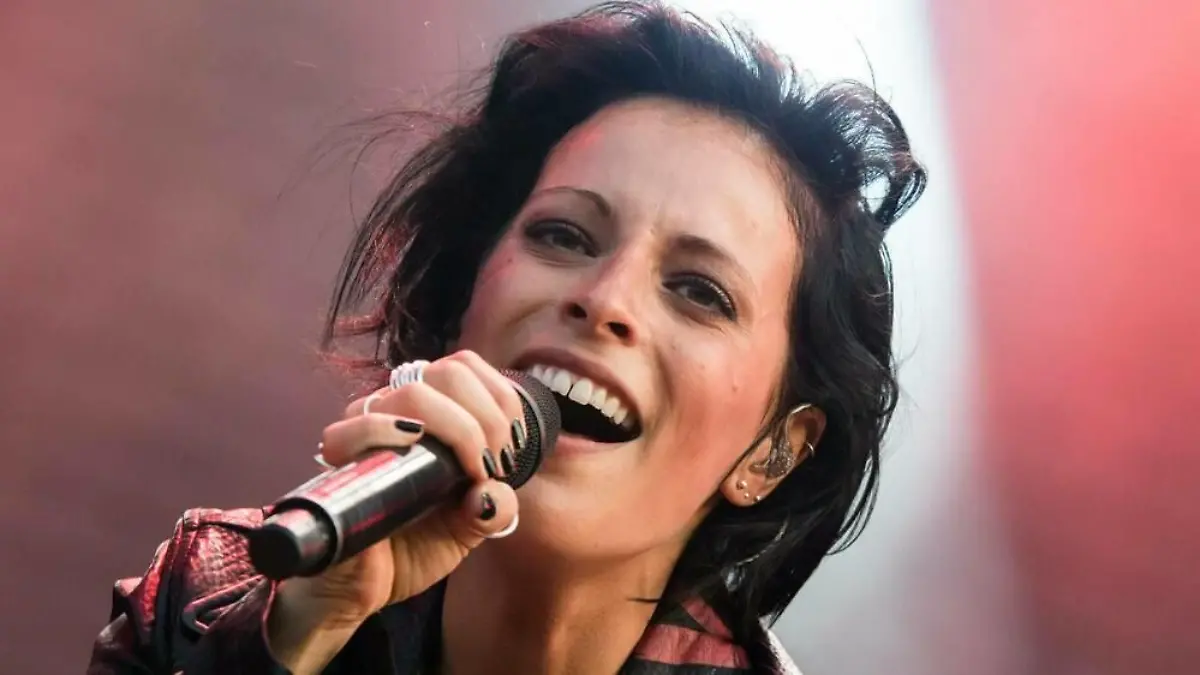 Silbermond: Stefanie Kloß singt Corona-Song im Kleiderschrank ein