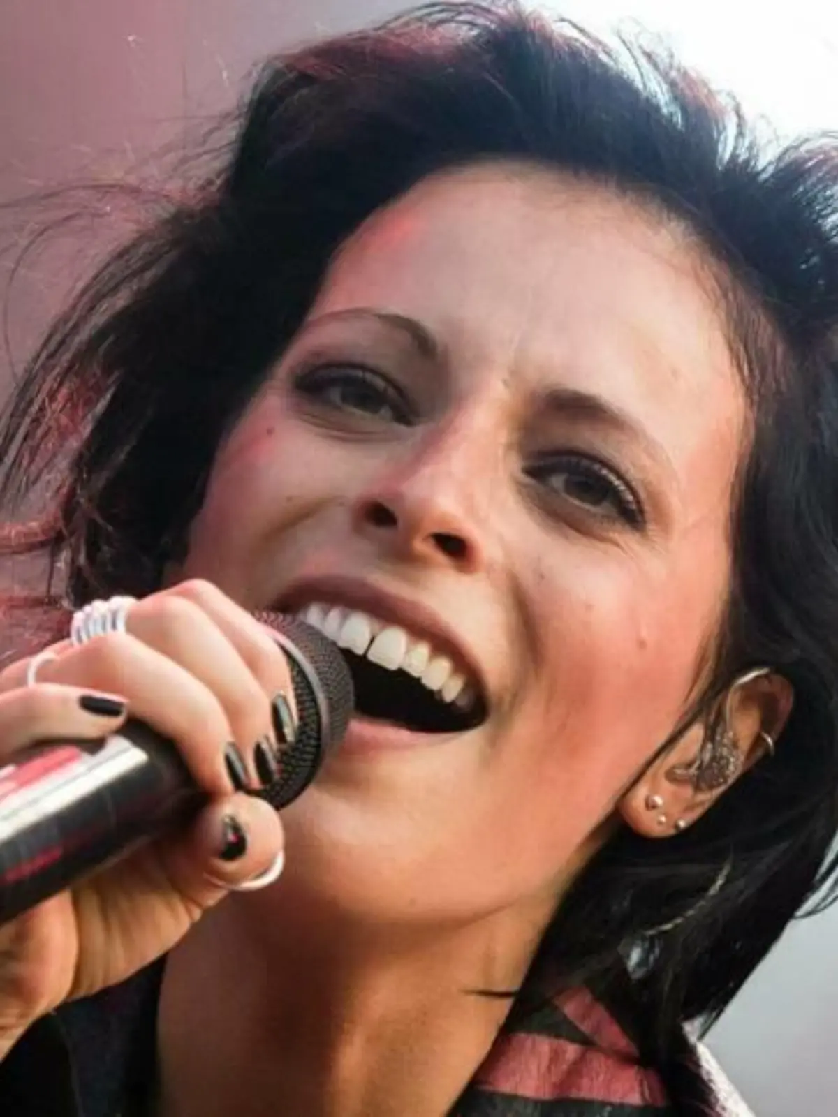 Silbermond: Stefanie Kloß singt Corona-Song im Kleiderschrank ein