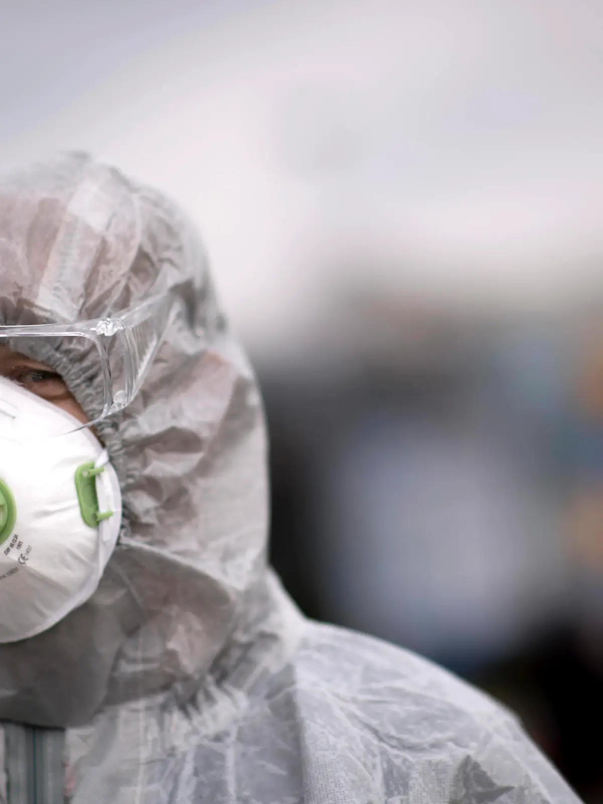  Germany-Poland Coronavirus Pandemic DEU, Deutschland, Germany, Brandenburg, Frankfurt Oder, 19.03.2020 Ein polnischer Grenzschutz und Gesundheitsbeamter mit einem Schutzanzug und einer Schutzmaske misst mit einem Temperaturmessgeraet die Temperatur von polnischen Buergern welche nach Polen zurueckkehren zum Schutz vor dem Coronavirus COVID-19 auf der Grenzbruecke zwischen Frankfurt an der Oder, Brandenburg, und Slubice in Polen. Polen hat aufgrund der hohen Zunahme von Coronafaellen in Deutschland seine Grenzen fuer EU Buerger geschlossen. A Polish border and health patrol guard wears a protection suit and a protective face mask while testing the temperatures of pedestrians and people crossing by car entering the town of Slubice Poland concerning the protection of the Coronavirus COVID-19 as European Union EU citizen movement restrictions
