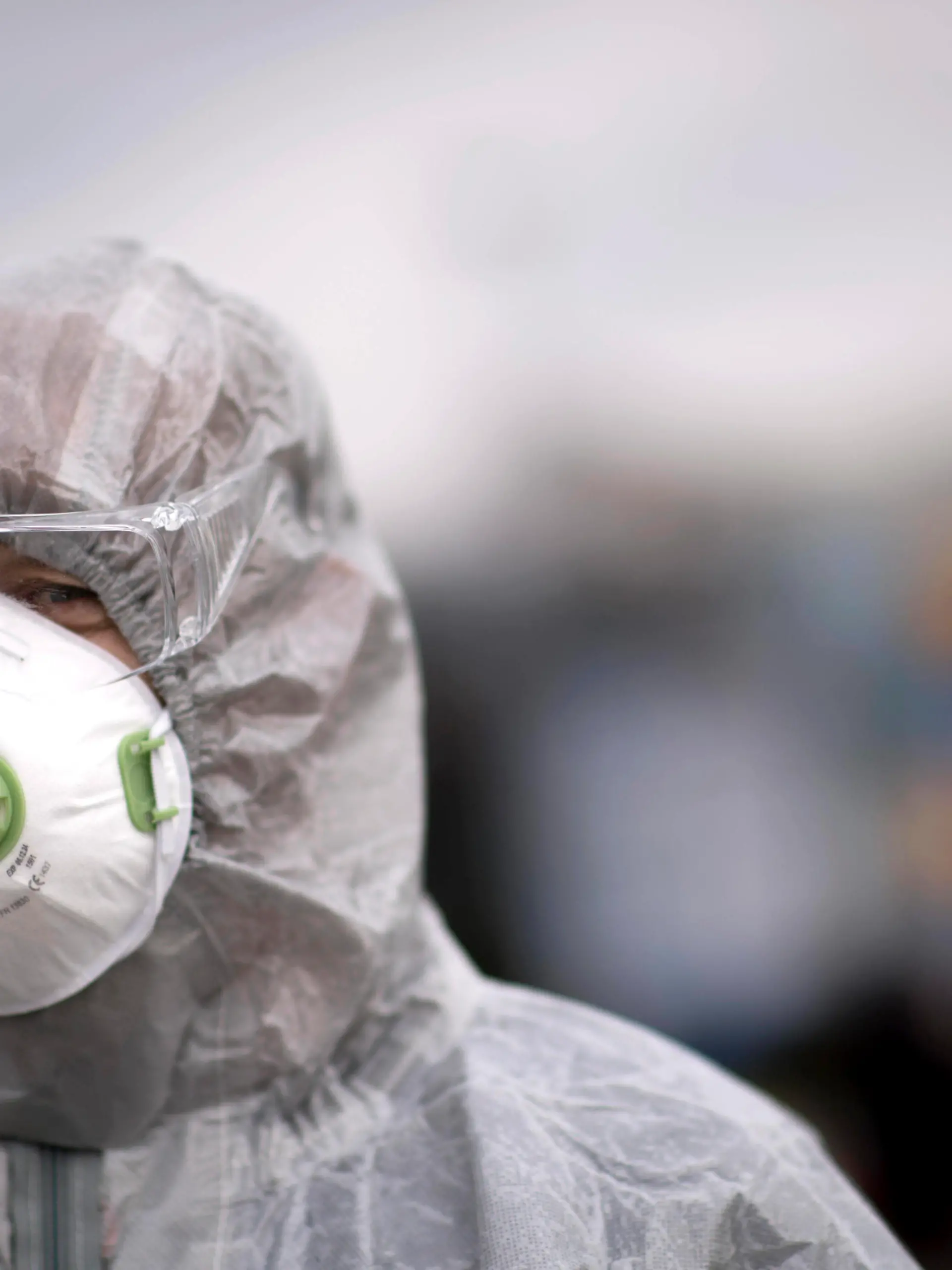  Germany-Poland Coronavirus Pandemic DEU, Deutschland, Germany, Brandenburg, Frankfurt Oder, 19.03.2020 Ein polnischer Grenzschutz und Gesundheitsbeamter mit einem Schutzanzug und einer Schutzmaske misst mit einem Temperaturmessgeraet die Temperatur von polnischen Buergern welche nach Polen zurueckkehren zum Schutz vor dem Coronavirus COVID-19 auf der Grenzbruecke zwischen Frankfurt an der Oder, Brandenburg, und Slubice in Polen. Polen hat aufgrund der hohen Zunahme von Coronafaellen in Deutschland seine Grenzen fuer EU Buerger geschlossen. A Polish border and health patrol guard wears a protection suit and a protective face mask while testing the temperatures of pedestrians and people crossing by car entering the town of Slubice Poland concerning the protection of the Coronavirus COVID-19 as European Union EU citizen movement restrictions