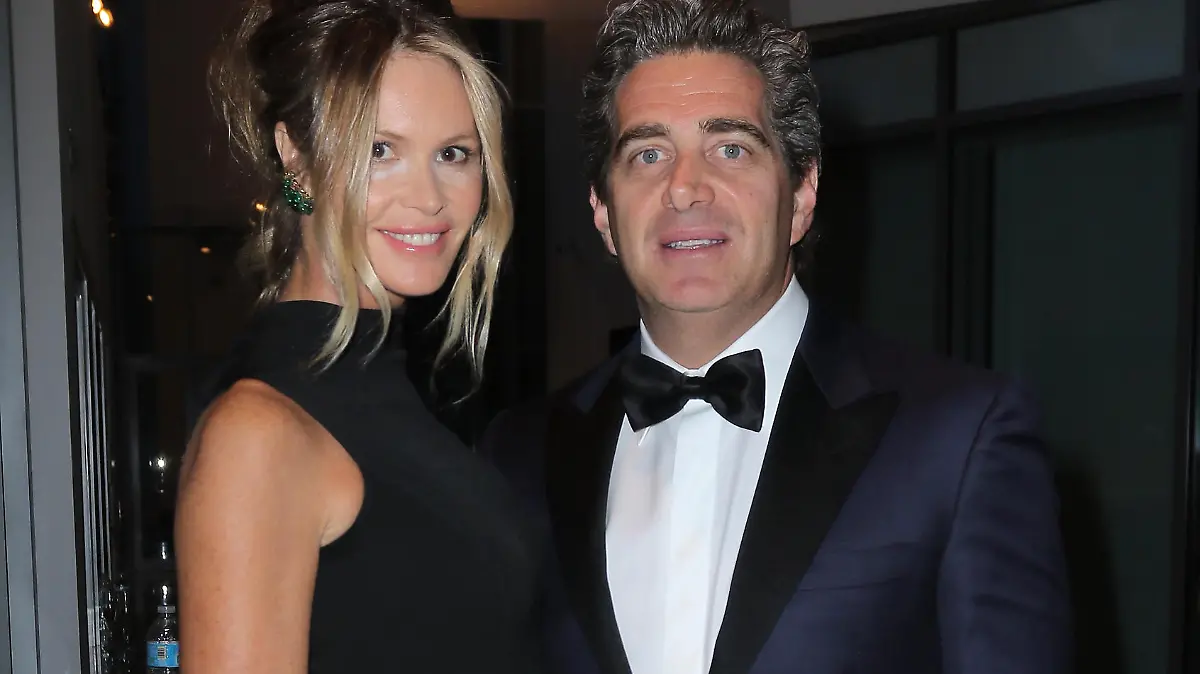 MIAMI BEACH, FL - MAY 15:  Elle McPherson (L) and Jeffrey Soffer during Pritzker Architecture Prize 2015 at New World Symphony on May 15, 2015 in Miami Beach, Florida.  (Photo by John Parra/Getty Images for Pritzker Architecture Prize)