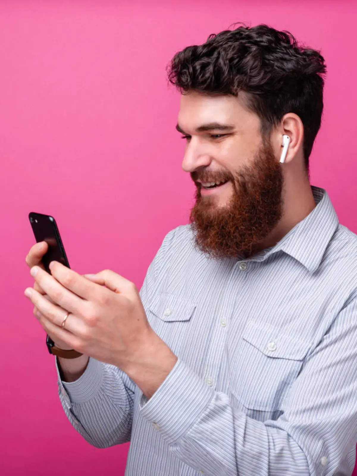 Mann trägt Airpods von Apple